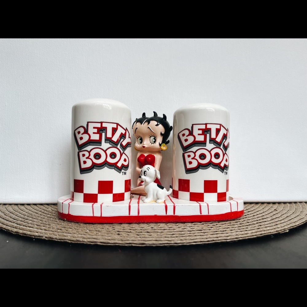 Vintage Betty Boop Salt & Pepper Shakers ❤️